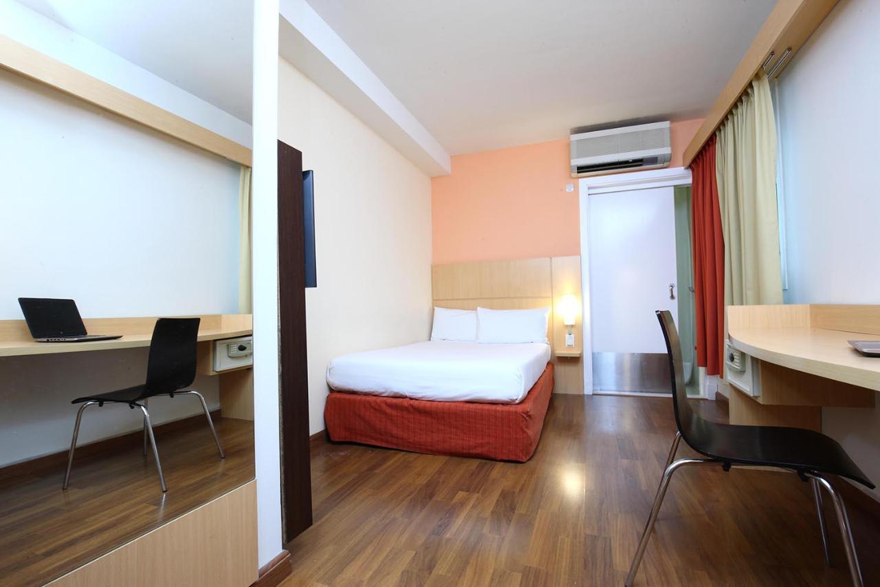 Hotel ibis Buenos Aires Obelisco Exterior foto