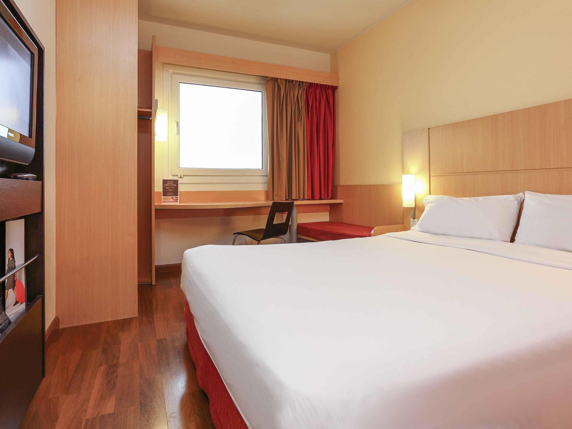 Hotel ibis Buenos Aires Obelisco Exterior foto